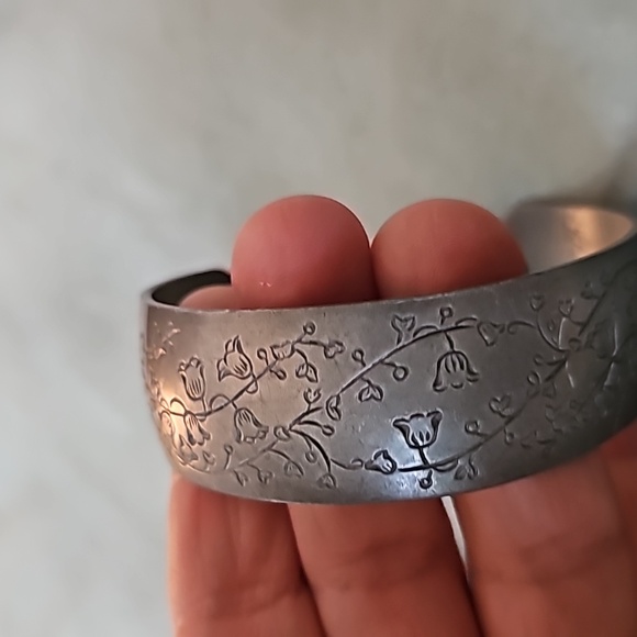 Pewter Cuff Bracelet Ornate Lilly of the Valley Etched LOT663 - Picture 6 of 8